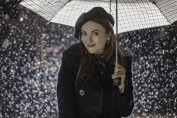 Bajo una Lluvia Surreal